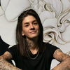 Dominique Holmes Logotyp
