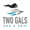 Two Gals and a Boat Logotyyppi